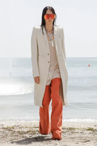 Look 19